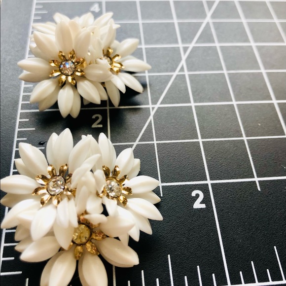 ADORABLE Retro Mod Flower Earrings - Picture 3 of 7